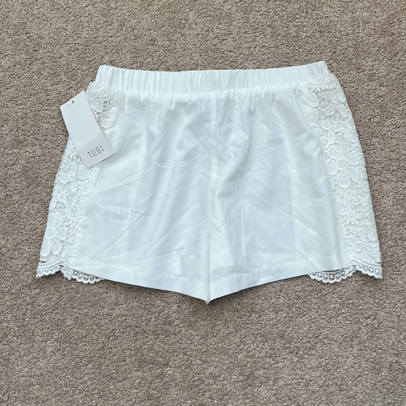 NWT Tobi White Crochet Floral Detail Stretch Waistband White Shorts Size Small - Picture 3 of 6